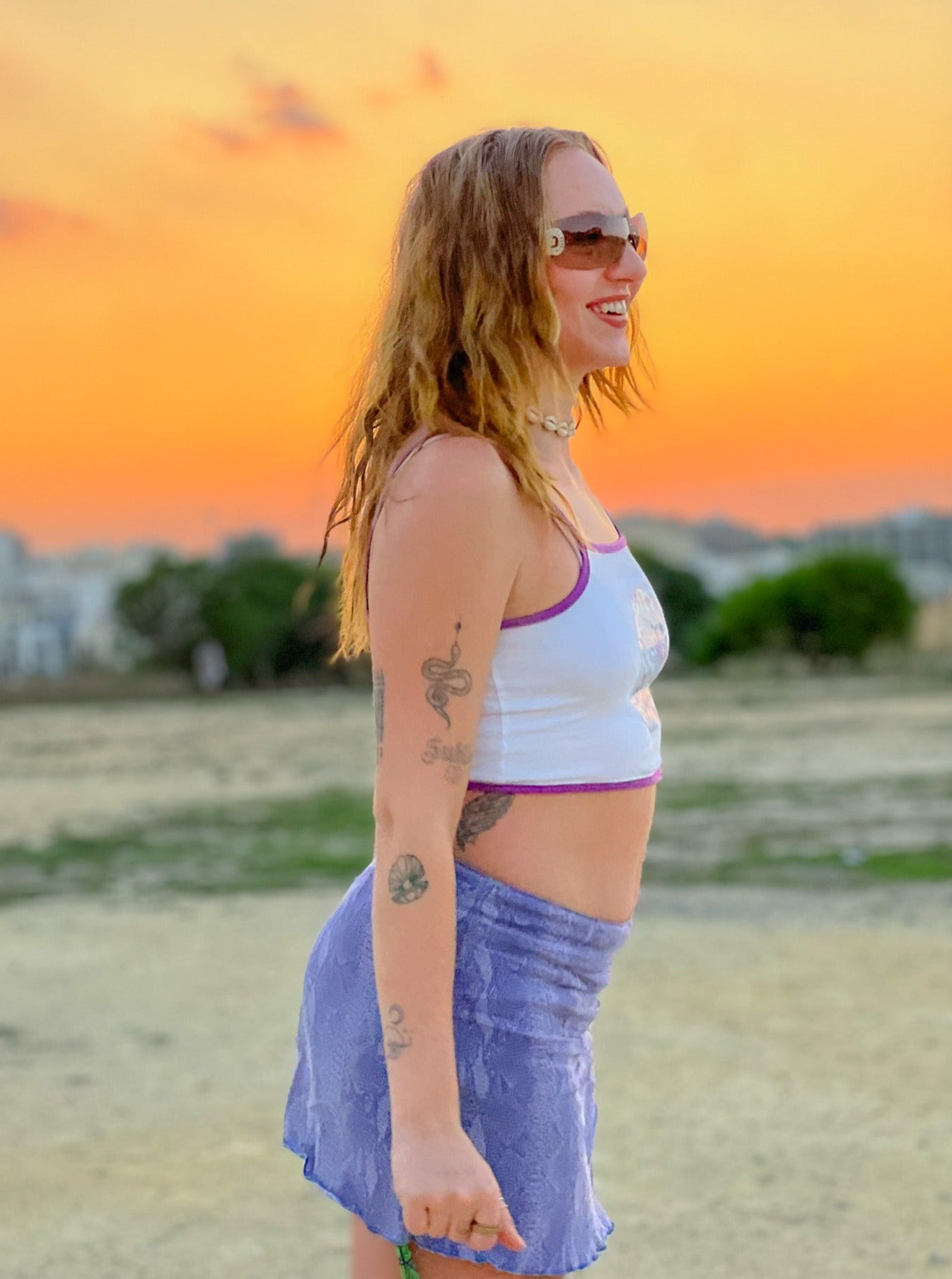 Berselancar di Crop Top